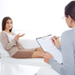 Cuando alguien empieza a plantearse ir a terapia, suele aparecer una pregunta muy concreta: ¿Mejor presencial u online? No es una duda superficial. Tiene que ver con comodidad, confianza, horarios, intimidad… y también con cómo imaginas ese espacio en el que vas a hablar de cosas importantes para ti. En los últimos años, la psicología online se ha normalizado por completo. Muchas personas en Albacete buscan ya directamente “psicólogo online Albacete” porque necesitan flexibilidad o porque pasan temporadas fuera. Otras, en cambio, siguen prefiriendo la consulta presencial porque sienten que necesitan ese espacio físico diferenciado. La buena noticia es que ambas modalidades pueden ser eficaces cuando el trabajo está bien estructurado y basado en evidencia científica. La clave no es tanto el formato, sino el enfoque y el compromiso con el proceso. Antes de decidir modalidad: qué conviene tener en cuenta Elegir entre psicología online y psicología presencial adultos no debería basarse solo en lo que resulta más cómodo. Es útil detenerse un momento y preguntarse: • ¿Qué tipo de dificultad quiero trabajar? • ¿Tengo un espacio privado en casa para conectarme con tranquilidad? • ¿Mis horarios son estables o cambiantes? • ¿Me sentiría más concentrado acudiendo físicamente a consulta? A veces la respuesta es clara. Otras veces no tanto. Desde nuestra experiencia en Los Llanos Psicología, lo que solemos hacer es valorar conjuntamente estas variables en la primera toma de contacto. No se trata de imponer una modalidad, sino de encontrar la que mejor encaje contigo y con tu momento vital. En este artículo vamos a abordar con claridad: • Como funciona la psicología online en la práctica. • Que aporta la psicología presencial en adultos. • Que dice la evidencia científica actual. • En que casos puede ser recomendable una terapia híbrida en Albacete. • Como tomar una decisión ajustada a tu situación. La intención no es convencerte de una modalidad concreta, sino ofrecerte una visión honesta y profesional que te ayude a decidir con mayor seguridad. Psicología online: ¿cómo se trabaja realmente? No es una terapia “simplificada” A veces existe la idea de que la psicología online es algo más superficial o menos profundo que la presencial. No es así. La intervención online mantiene exactamente la misma estructura clínica: • Evaluación inicial detallada. • Establecimiento de objetivos claros. • Aplicación de técnicas basadas en modelos con respaldo científico (como la terapia cognitivo-conductual). • Seguimiento y revisión periódica. La diferencia está únicamente en el canal: videollamada segura en lugar de consulta física. Las investigaciones publicadas en los últimos años muestran que, en problemas como ansiedad, depresión o estrés, los resultados son comparables cuando el tratamiento está bien diseñado. Ventajas habituales de la psicología online Muchas personas adultas encuentran especialmente útil la psicología online cuando: • Tienen jornadas laborales largas. • Viajan con frecuencia. • Viven temporalmente fuera de Albacete. • Les resulta difícil cuadrar desplazamientos. En estos casos, trabajar con un psicólogo online Albacete permite mantener la continuidad sin interrupciones innecesarias. La regularidad es uno de los factores que más influyen en el progreso terapéutico. Psicología presencial adultos: el valor del espacio físico Para otras personas, acudir físicamente a consulta tiene un significado importante. Desplazarse, entrar en un espacio preparado para la escucha y sentarse frente al profesional puede generar una sensación de mayor separación respecto al día a día. Algunos pacientes describen la consulta presencial como “mi momento de pausa”. Ese espacio diferenciado ayuda a concentrarse y a implicarse más profundamente en el proceso. En nuestra consulta de psicólogo en Albacete cuidamos especialmente el entorno: privacidad, calma y confidencialidad son aspectos fundamentales. Terapia híbrida en Albacete: una opción flexible Cada vez es más habitual combinar ambas modalidades. La llamada terapia híbrida Albacete permite adaptar el proceso según las circunstancias. Por ejemplo: • Inicio presencial para realizar evaluación y establecer vínculo. • Seguimiento online en periodos de mayor carga laboral. • Alternancia según necesidades puntuales. Esta flexibilidad evita que la terapia se interrumpa por cuestiones logísticas. Lo importante es sostener el trabajo, no el formato en sí. ¿Cómo decidir entre psicología online o presencial? Si tu principal dificultad es ansiedad En el ámbito del tratamiento de la ansiedad en Albacete, ambas modalidades pueden ser eficaces. Si salir de casa genera activación excesiva, empezar online puede facilitar el primer paso. Si, por el contrario, necesitas entrenar exposición en contextos reales, la presencial puede resultar más adecuada al inicio. Si tu agenda es imprevisible Cuando los horarios cambian con frecuencia, la psicología online suele facilitar la continuidad. Evitar cancelaciones frecuentes ayuda a consolidar avances. Si necesitas separar terapia y entorno doméstico Algunas personas sienten que en casa les cuesta desconectar o que no disponen de un espacio privado suficiente. En esos casos, la modalidad presencial puede favorecer la concentración y la implicación. Un ejemplo frecuente en consulta Un paciente inició terapia presencial por ansiedad relacionada con el trabajo. Tras unas semanas, comenzó a viajar regularmente por motivos profesionales. Adaptamos el proceso a modalidad online sin modificar el enfoque terapéutico. La continuidad permitió que los avances se mantuvieran. Este tipo de ajustes son habituales cuando se prioriza el bienestar y la coherencia del proceso. ¿Qué marca realmente la diferencia? Más allá de si eliges psicología online o psicología presencial adultos, hay elementos que influyen mucho más en el resultado: • Formación especializada del profesional. • Uso de métodos basados en evidencia. • Evaluación rigurosa. • Objetivos claros y revisables. • Implicación activa por tu parte. En Los Llanos Psicología trabajamos desde un enfoque estructurado, adaptado a adultos que buscan intervenir en ansiedad, estrés o dificultades emocionales persistentes. El formato es importante, pero el método lo es más. Preguntas frecuentes ¿Es igual de eficaz la psicología online que la presencial? La evidencia científica indica que en muchos problemas emocionales, como ansiedad o depresión, los resultados son comparables cuando el tratamiento está bien estructurado. ¿Qué necesito para una sesión online? Un dispositivo con cámara, conexión estable y un espacio privado donde puedas hablar con tranquilidad. ¿La terapia híbrida es recomendable? Puede ser una opción muy útil cuando tu disponibilidad cambia o necesitas flexibilidad sin perder continuidad. ¿Cómo saber qué modalidad me conviene más? Valora tu nivel de comodidad, privacidad en casa y estabilidad de horarios. En la primera sesión puede orientarse esta decisión de forma profesional. ¿Cambiar de modalidad afecta al proceso? No necesariamente. Si el enfoque se mantiene, el cambio de formato no altera los objetivos ni las técnicas aplicadas. Psicología online o presencial: lo importante es empezar A veces la duda sobre la modalidad retrasa una decisión más importante: empezar. Tanto la psicología online como la psicología presencial en Albacete pueden ofrecer un espacio profesional, confidencial y basado en evidencia para trabajar ansiedad, estrés o dificultades emocionales. Si estás valorando dar el paso y quieres resolver dudas de forma personalizada, puedes consultar la información disponible en Los Llanos Psicología. No se trata de elegir el formato perfecto. Se trata de elegir empezar a cuidarte